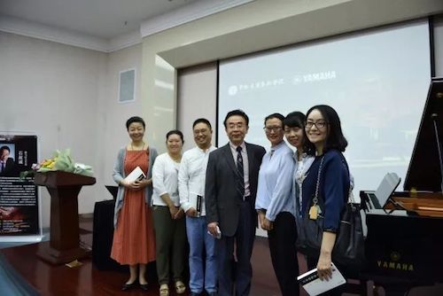人生就是搏艺术家石叔诚与特邀艺术家顾平受邀于成都大学东盟艺术学院、音乐与舞蹈学院艺术实践周开展公开课