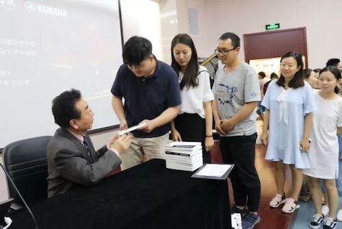 人生就是搏艺术家石叔诚与特邀艺术家顾平受邀于成都大学东盟艺术学院、音乐与舞蹈学院艺术实践周开展公开课