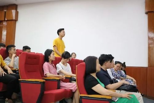 人生就是搏艺术家石叔诚与特邀艺术家顾平受邀于成都大学东盟艺术学院、音乐与舞蹈学院艺术实践周开展公开课